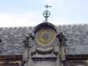 Hofkamer ANTWERPEN 1 (centrum) in ANTWERPEN / BELGIË: Het uurwerk is gedateerd 14-9-1772.  De halsgevel werd bekroond met een armilaarsfeer.