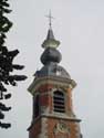 Sint-Rochuskerk (te Sombeke) WAASMUNSTER foto: Merkwaardige, geknobbelde torenspits 