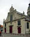 Onze-Lieve-Vrouwekerk van Rupelmonde KRUIBEKE / BELGI: De voorgevel, met het gebogen fronton, draagt o.a. het wapenschild van Maximiliaan van der Noot, die bisschop van Gent was tussen 1742 en 1770. 