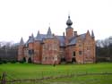 Kasteel van Rumbeke ROESELARE foto: Overzicht van het burchtachtige kasteel uit de renaissance.