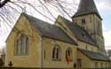 Sint-Amanduskerk van Wezeren WALSHOUTEM in LANDEN / BELGI: Omdat bij de restauratie in 1925 nog een grote boog zichtbaar was achteraan in het koorgedeelte, ging men er van uit dat die drie spitsboogramen zou bevat hebben en werd er als dusdanig gerestaureerd.  Ook de twee zijbeuken werden toen terug geplaatst.