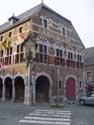 Stadhuis ('s Grevenhuis) BORGLOON / BELGI: Overzicht van de zijgevel met de wapenschilden van de Loonse steden, het Prinsbisdom Luik en het Duitse Keizerrijk.