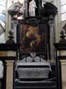 Sint-Jacobskerk ANTWERPEN 1 (centrum) in ANTWERPEN / BELGIË: Het graf van Rubens ligt in de meest oostelijke straalkapel achter het hoofdaltaar.  Het schilderij 'Onze-Lieve-Vrouw temidden van de heiligen' heeft hij zelf geschilderd voor zijn grafmonument.  Het is in feite een familieportret.