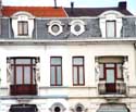 Villa Bertha GENT / BELGI: Beelden ondersteunen de raamkozijnen voor de balkons