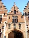 Valcke - Sint Niclaes - Wijngaerdeken BRUGGE / BELGIË: Tudorboogpoort met daarboven 3 beeldjes.