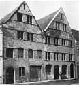 Vieilles maisons romanes prs de l'glise Saint-Brice TOURNAI photo: 