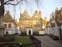 Begijnhof KORTRIJK foto: Standbeeld van Johanna van Constantinopel links onder de boom, in het midden de dubbele trapgevel van de grootjuffer.