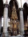 Sint-Martinuskerk KORTRIJK / BELGIË: Laatgotische sacramentstoren uit 1585-1586 met een hoogte van 6,3 meter in gedeeltelijk vergulde Avesnesteen door Henrik Mauris