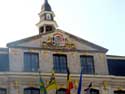 Stadhuis ROESELARE / BELGI: De versiering in het fronton stelt het wapen voor van de heren van Wijnendale, die eigenaar waren van oa. het Roeselaarse.