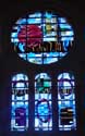 Sint-Amanduskerk ROESELARE / BELGIË: Modern glas-in-lood met de typische neoromaanse rondbogen en daarboven een roosvenster.