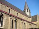 Sint-Kristoffelkerk (te Scheldewindeke) OOSTERZELE / BELGI: Neogotische schip met spitsboogramen en vieringtoren.