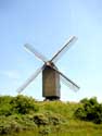 Zuid Duinenmolen of Zuid-abdijmolen KOKSIJDE foto: Houten standerdmolen op teerlingen