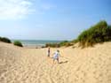 : Doorgang tussen de duinen naar zee. En zie ik daar de kinderen van de fotograaf??