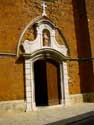 Onze-Lieve-Vrouwekerk DIEST / BELGIË: Barok portaal in arduin dat contrasteert met de gotische kerk in ijzerzandsteen