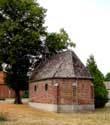 Sint-Catharinakapel (te Lillo) HOUTHALEN-HELCHTEREN / BELGIË: De barokke kapel bevat een dakruitertje met daarin een klok. Voor de kapel staan twee lindebomen.