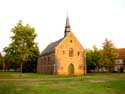 Sint-Alexusbegijnhof DENDERMONDE foto: De begijnhofkerk is neogotisch. Ze werd in 1928 gebouwd, volgens de plannen van Maurice Vostaert.