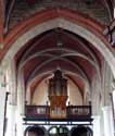Sint-Machariuskerk LAARNE foto: Het geheel is met kruisribgewelven overkluisd.  Het orgel uit 1672 werd gemaakt door Nicolas Langlez. In 1982 werd dit orgel gerestaureerd en opnieuw in gebruik genomen. 