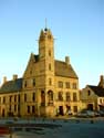 Oud stadhuis LO-RENINGE foto: Overzicht op stadhuis met vooruitspringende belforttoren.