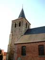 Sint-Apolloniakerk (Elst) BRAKEL / BELGI: Westertoren met speklagen voor een classicistisch schip.