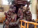 Sint Jan Baptist en Evangelist kerk MECHELEN / BELGIË: De beelden onder de preekstoel stellen Jezus voor, met 3 mannen die alle leeftijden symboliseren. De vrouw met kind staat voor de liefde.