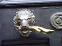 Eerste eigen Woonhuis Dierkens GENT / BELGIË: Koperen deurgreep in de vorm van een wolvekop met een hertepoot in zijn muil.