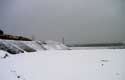 Besneeuwde duinen en strand OOSTENDE foto: Zicht vanop het strand richting Ooststaketsel en Oostende