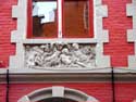 17e eeuwse barokke trapgevel BRUGGE / BELGI: de 4 gebeeldhouwde reliefs onder de vensters van de eerste verdieping,stellen de 4 jaargetijden voor. beeldhouwer Pyckery 1827-1894