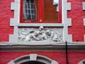 17e eeuwse barokke trapgevel BRUGGE / BELGIË: de 4 gebeeldhouwde reliefs onder de vensters van de eerste verdieping,stellen de 4 jaargetijden voor. beeldhouwer Pyckery 1827-1894