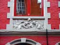 17e eeuwse barokke trapgevel BRUGGE / BELGI: de 4 gebeeldhouwde reliefs onder de vensters van de eerste verdieping,stellen de 4 jaargetijden voor. beeldhouwer Pyckery 1827-1894