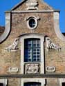 Groot Vlaenderen BRUGGE foto: De bloemstukken op de gevel zijn toevoegingen uit de Art Deco