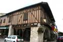 Ancienne maison de coin Villeral / FRANCE: 