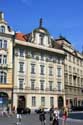 Gebouw met standbeeld Praag in PRAAG / Tsjechi: 