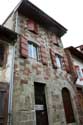 House with red and white stones : 