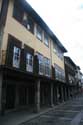 Gebouw met balkon op zuilen Guimares / Portugal: 