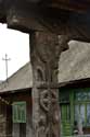 Oud boerderijhuis met typische Maramures toegangspoort Mare / Roemeni: 