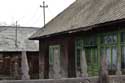 Oud boerderijhuis met typische Maramures toegangspoort Mare / Roemeni: 