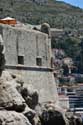 Beeld Sint Spasitelj onder hoektoren Stadsomwalling Dubrovnik in Dubrovnic / KROATI: 