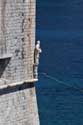 Beeld Sint Spasitelj onder hoektoren Stadsomwalling Dubrovnik in Dubrovnic / KROATI: 