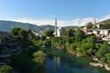 Uitzicht over Neretva rivier en stad Mostar / Boznie-Herzegovina: 